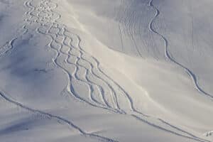 mehr kraft und Stabilität beim Skifahren dank guter Skivorbereitung 