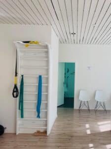 TRX mit Sporssenwand Sprossenwand mit TRX