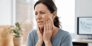 Kopfschmerzen am Schreibtisch? Wie unsere CMD Physiotherapie in Wipkingen hilft