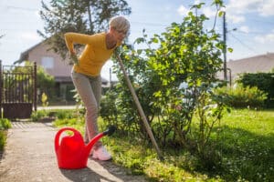 rückenschmerzen im alter rückenschmerzen im alter nach Gartenarbeit