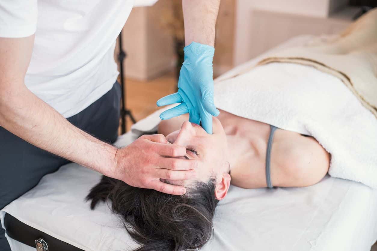 Jaw joint therapy for teeth grinding and CMD: treatment of the masticatory muscles in Physio Waidfuss Zürich Wipkingen